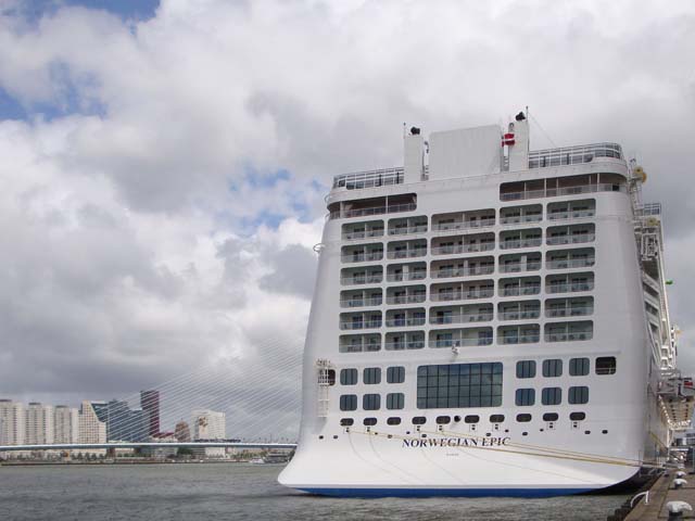 Cruiseschip ms Norwegian Epic aan de Cruise Terminal Rotterdam